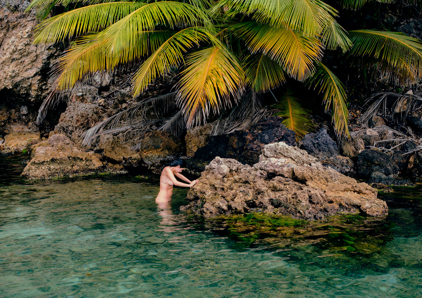 Landscape photography of a naked woman bathing in tropical waters with the title 'Sea words' - jessica daza gomez - friendmade.fm