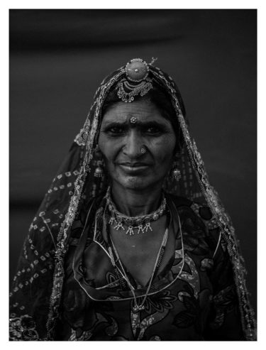 india 20 - black and white portrait of an indian woman in traditional clothing - Will Falize - friendmade.fm